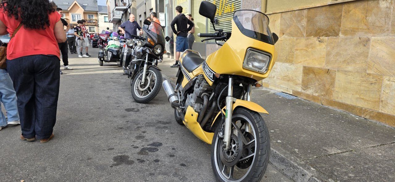 Concentración de coches clásicos en Cuatrovientos con vehículos y asistentes