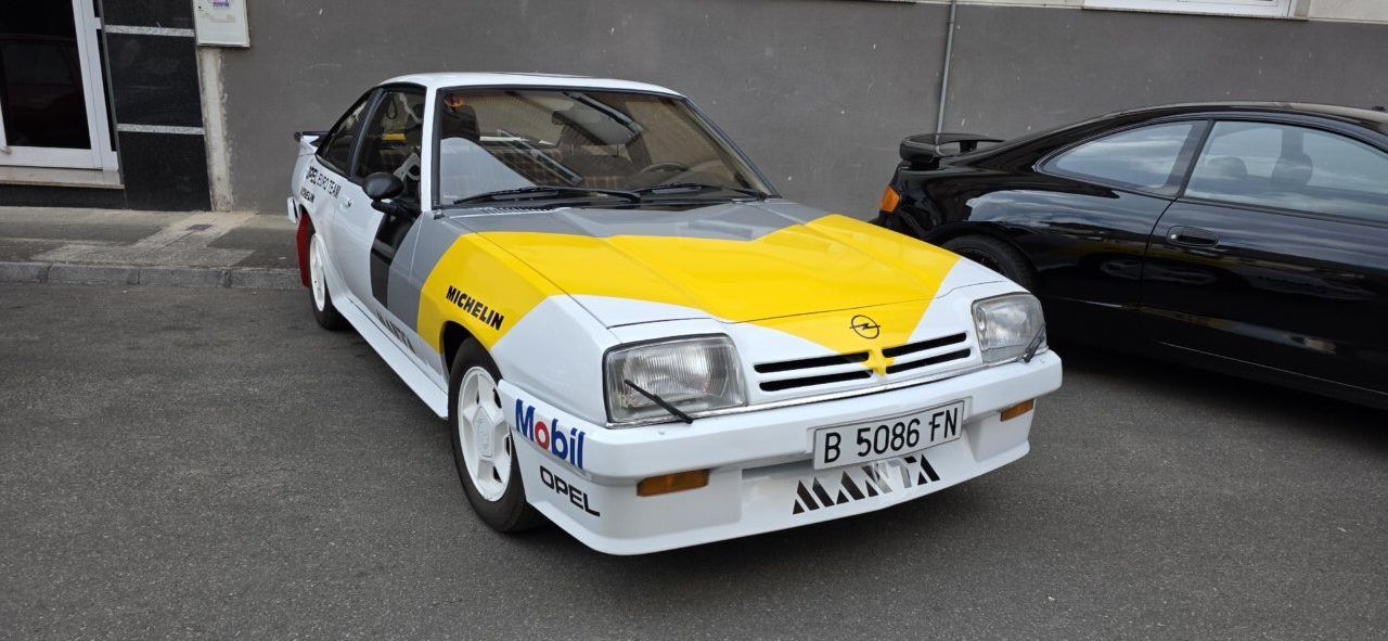 Coche clásico Opel Manta en Cuatrovientos durante la concentración de coches