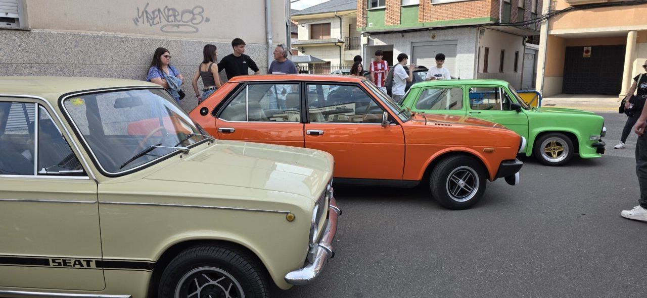 Concentración de coches clásicos en Cuatrovientos con varios modelos antiguos
