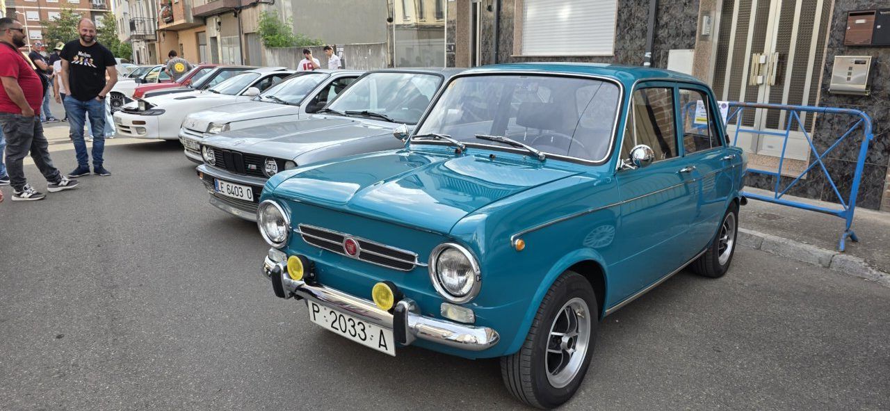 Concentración de coches clásicos en Cuatrovientos con vehículos de diferentes épocas.