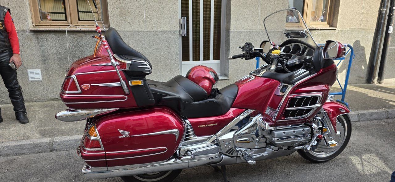 Motocicleta clásica de color rojo en Cuatrovientos durante un evento