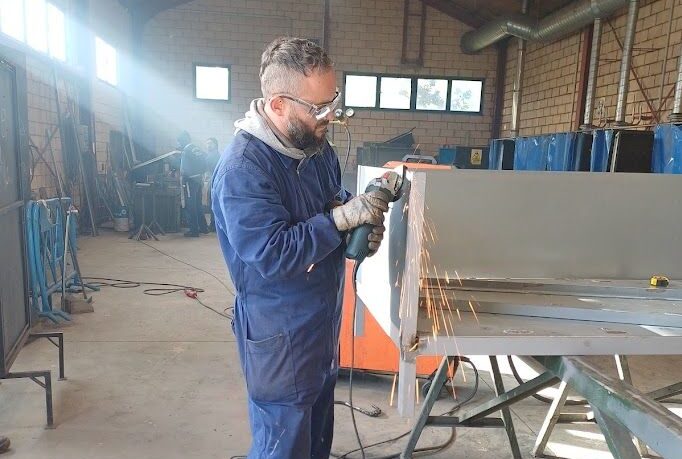 Alumno trabajando en la fabricación de mesas de cultivo en Ponferrada