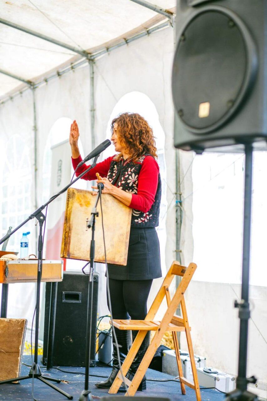 Presentadora en la Feria del Libro en el Pozo María de Villablino
