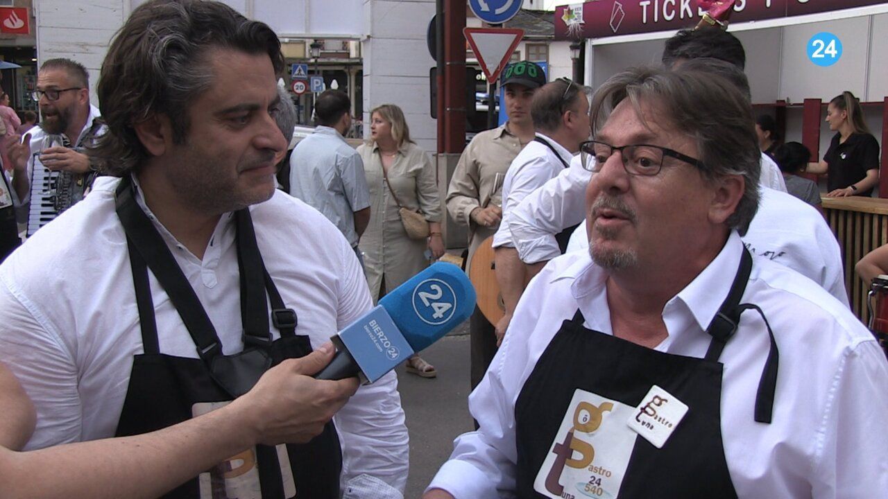 Entrevista en la Feria del Vino DO Bierzo con asistentes disfrutando