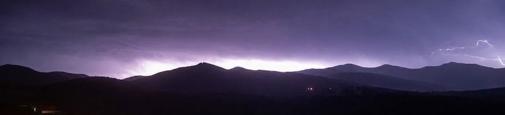 Impresionante tormenta eléctrica iluminando el cielo sobre Riego de Ambrós