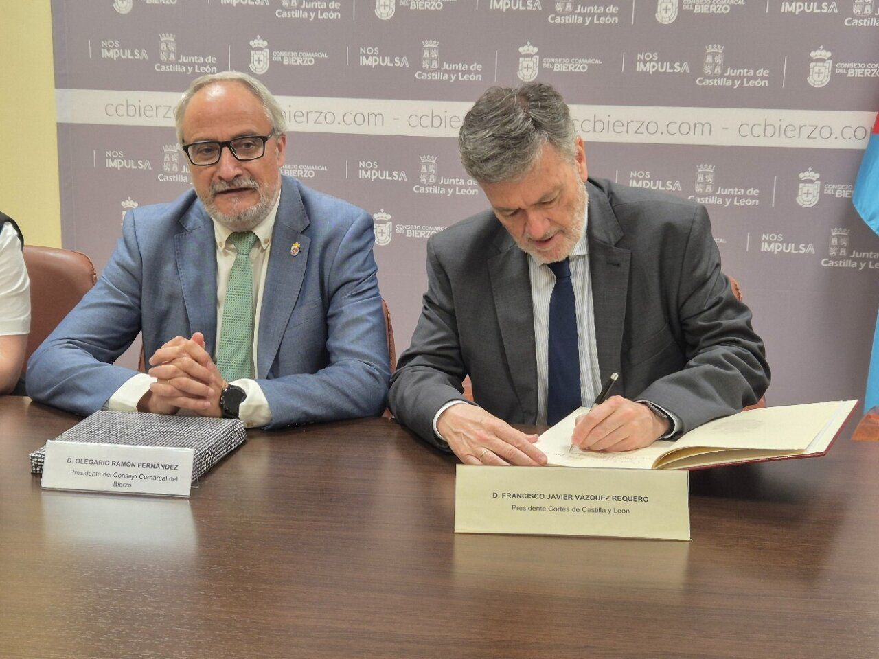 Francisco Vázquez firmando en el Libro de Oro del Consejo Comarcal del Bierzo