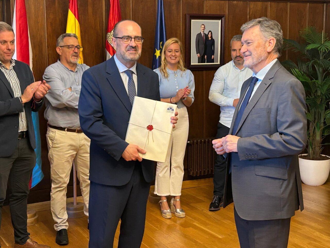 Francisco Vázquez firma en el Libro de Honor del Ayuntamiento de Ponferrada