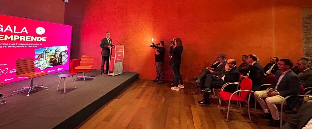 Evento Gala CEL Emprende con ponente y público asistente
