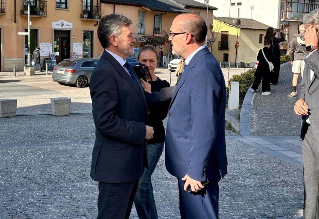 Dos hombres conversando en una gala al aire libre