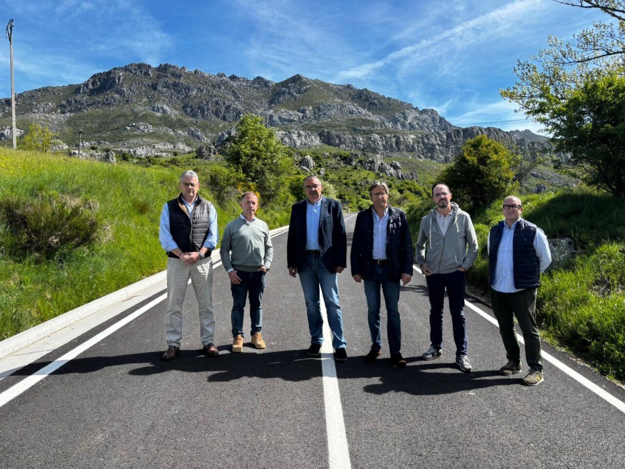 Grupo de personas en la carretera entre Genicera y Almuzara