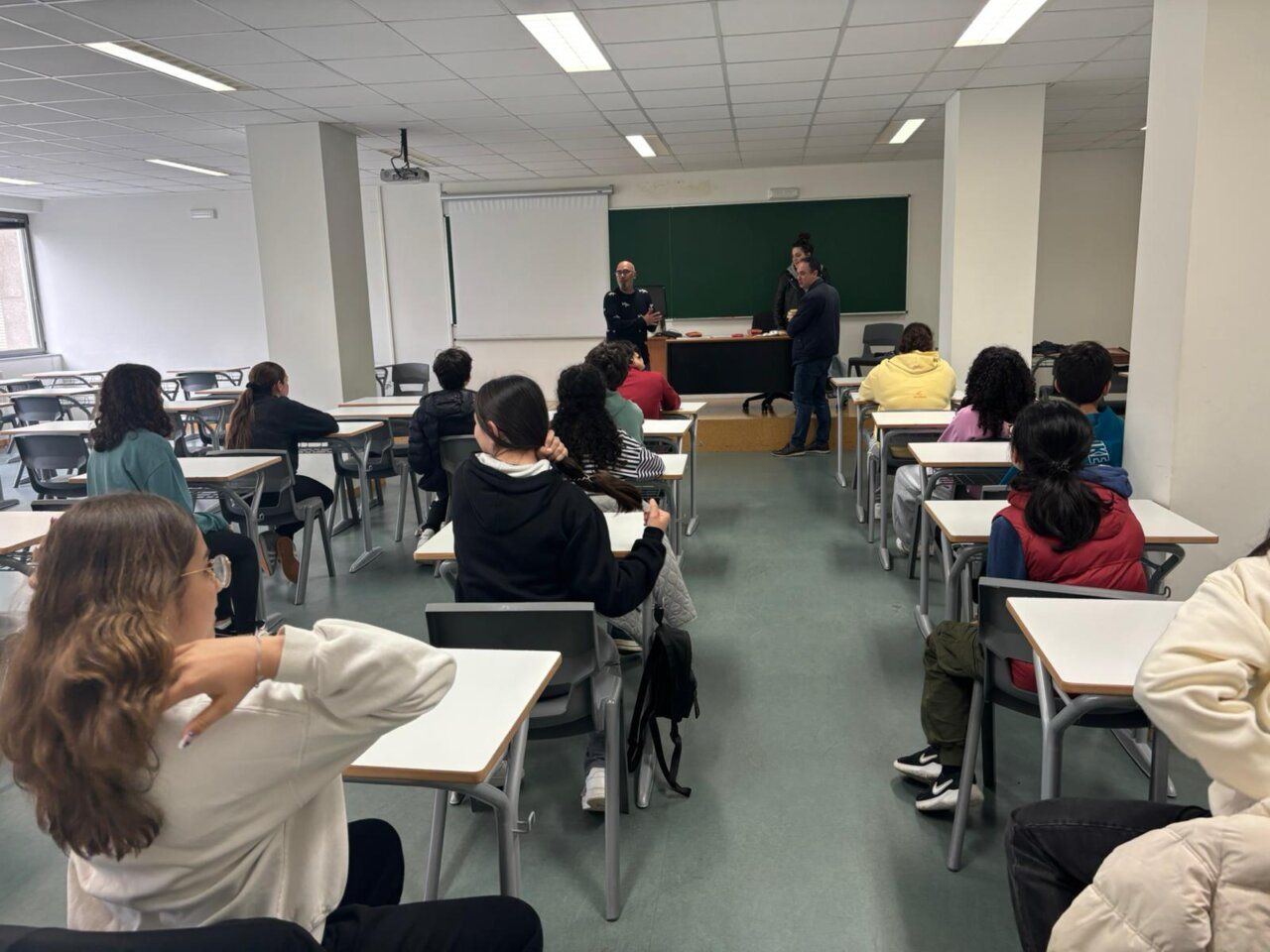 Estudiantes participando en el I Concurso de Ortografía en Ponferrada