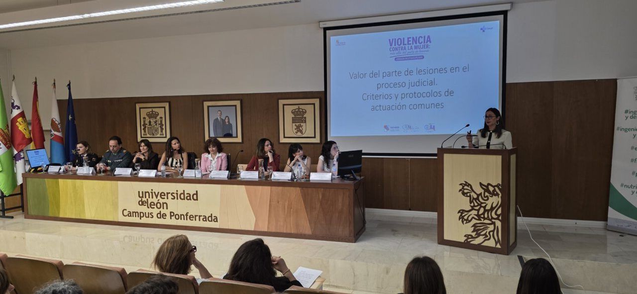 Mesa de expertos discutiendo sobre violencia contra la mujer en el Campus de Ponferrada