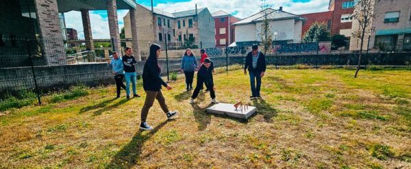 Usuarios de Asprona Bierzo disfrutando de juegos tradicionales al aire libre