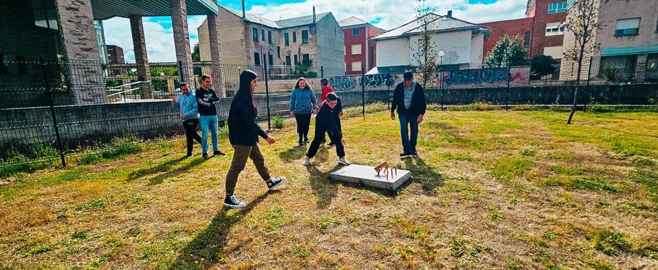 Usuarios de Asprona Bierzo disfrutando de juegos tradicionales al aire libre