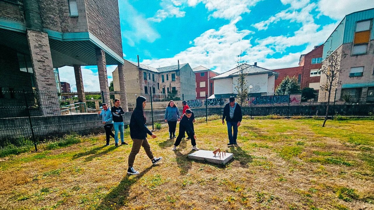 Usuarios de Asprona Bierzo disfrutando de juegos tradicionales al aire libre
