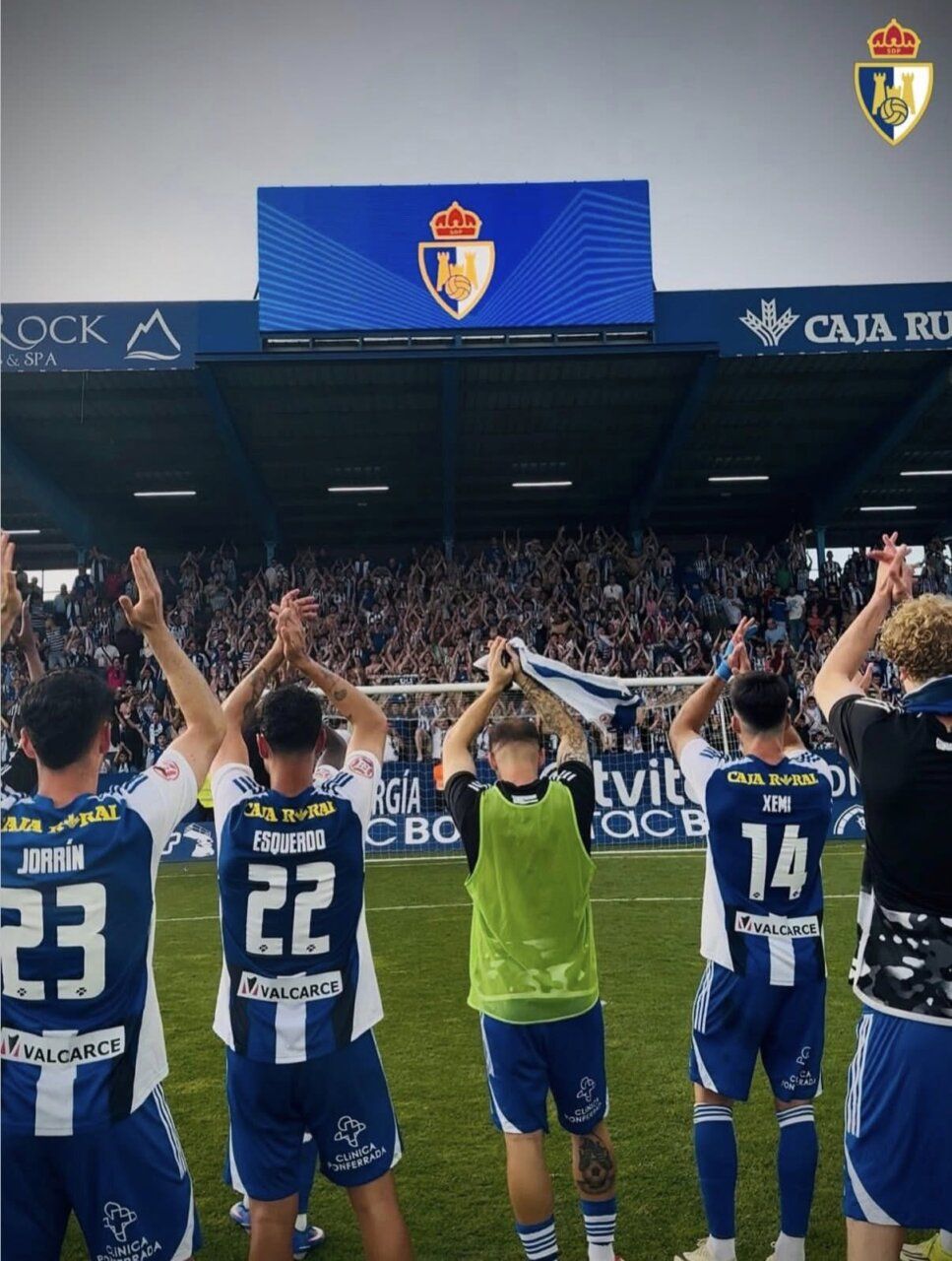 Jugadores de la SD Ponferradina celebrando en El Toralín