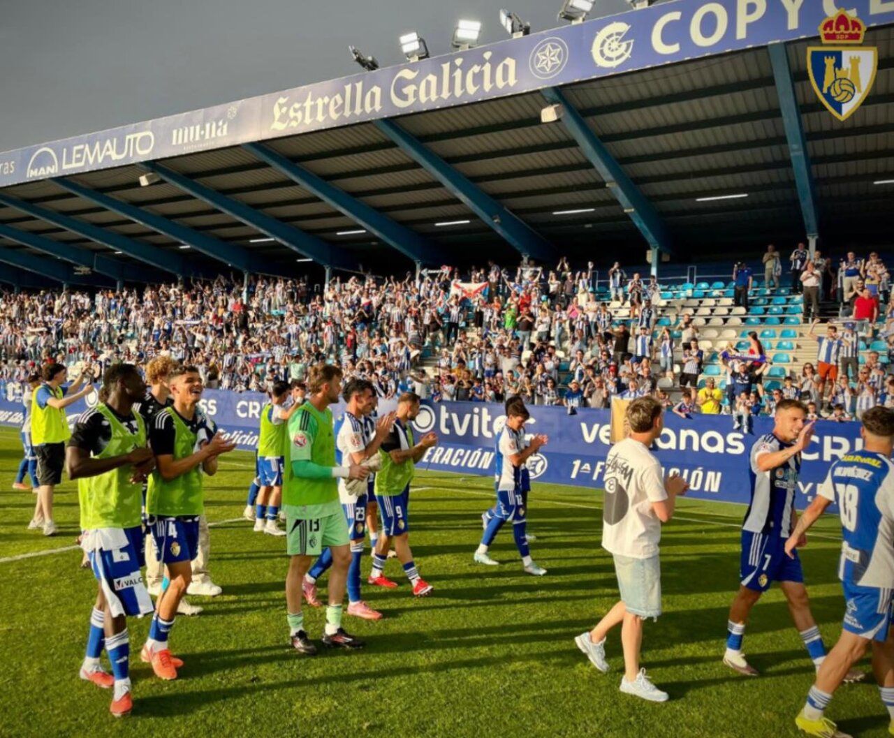 Jugadores de la SD Ponferradina celebrando con la afición en El Toralín