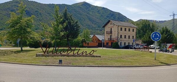 Entrada al municipio de Villablino con montañas al fondo