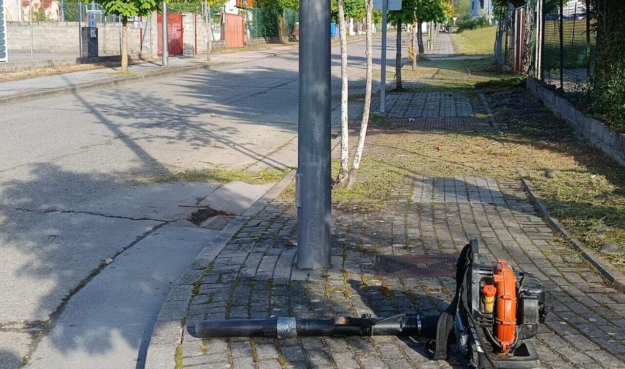 Máquina de limpieza en una calle de Villablino durante trabajos de mantenimiento urbano.