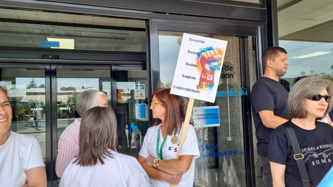 Grupo de personas en manifestación frente al Hospital de Bierzo
