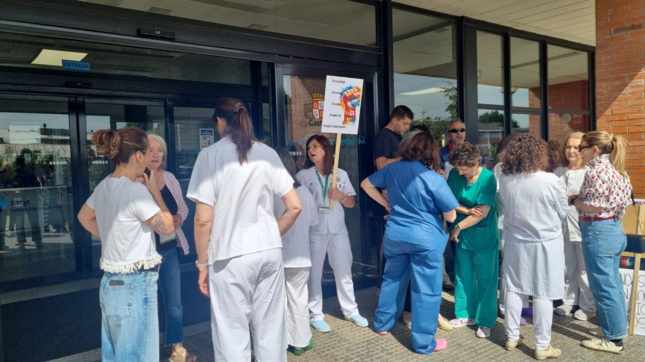 Protesta frente al Hospital de Bierzo con personal sanitario.