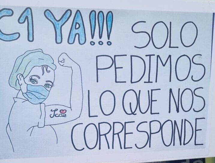 Persona sosteniendo un cartel en una manifestación por el hospital de Bierzo.