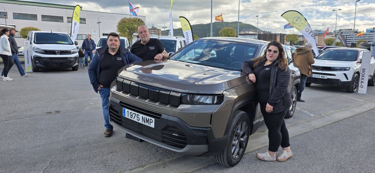 Exposición de vehículos en Expocasión 2026 en Ponferrada con personal de Opel T.Cruz-Auto.