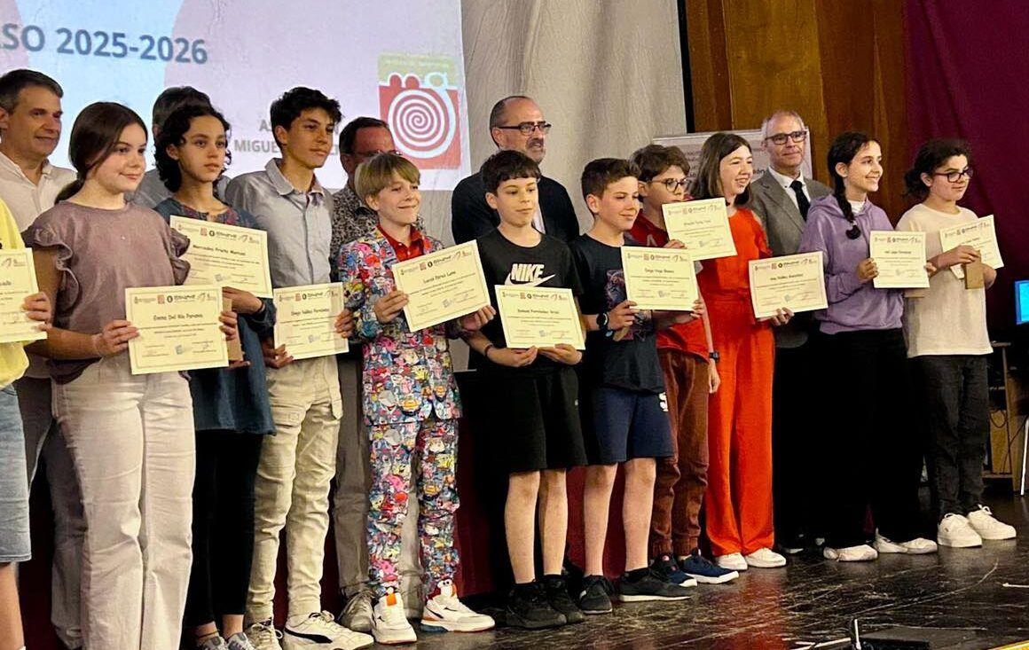 Estudiantes premiados en la Olimpiada Matemática con diplomas en mano