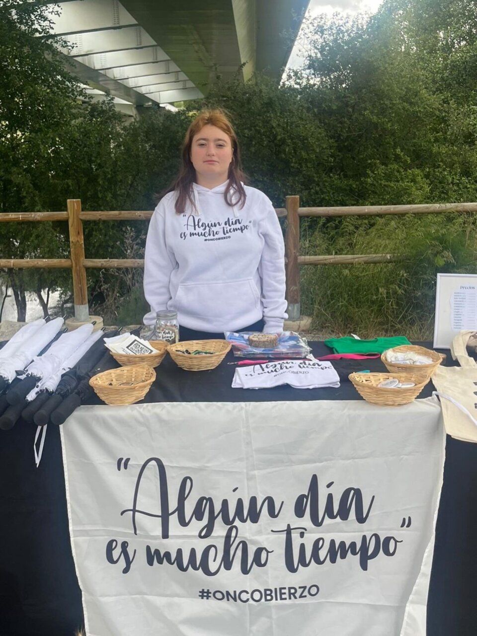 Joven con sudadera en marcha solidaria por OncoBierzo