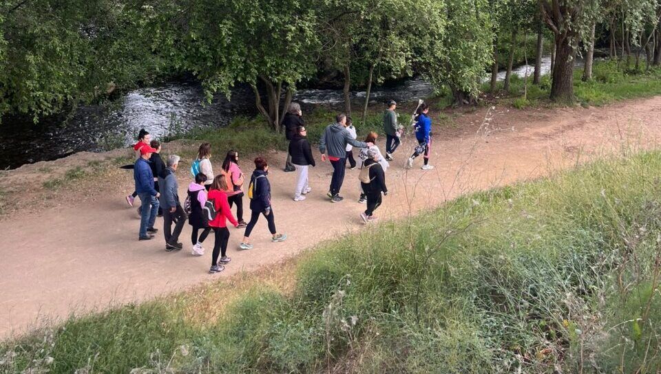 Grupo de personas caminando en una marcha a favor de OncoBierzo
