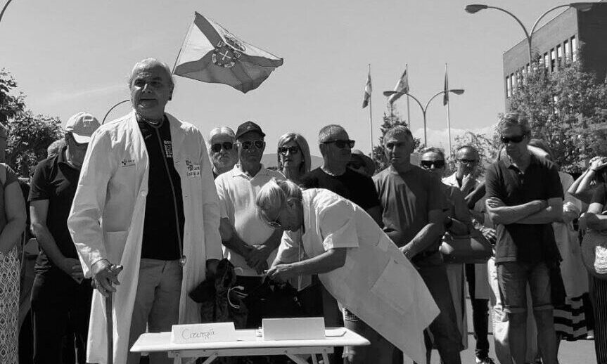 Concentración de personas ante el Hospital del Bierzo exigiendo mejoras en sanidad pública