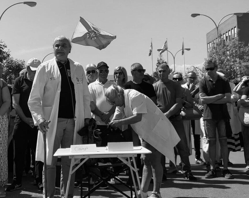 Concentración de personas reclamando sanidad pública en El Bierzo
