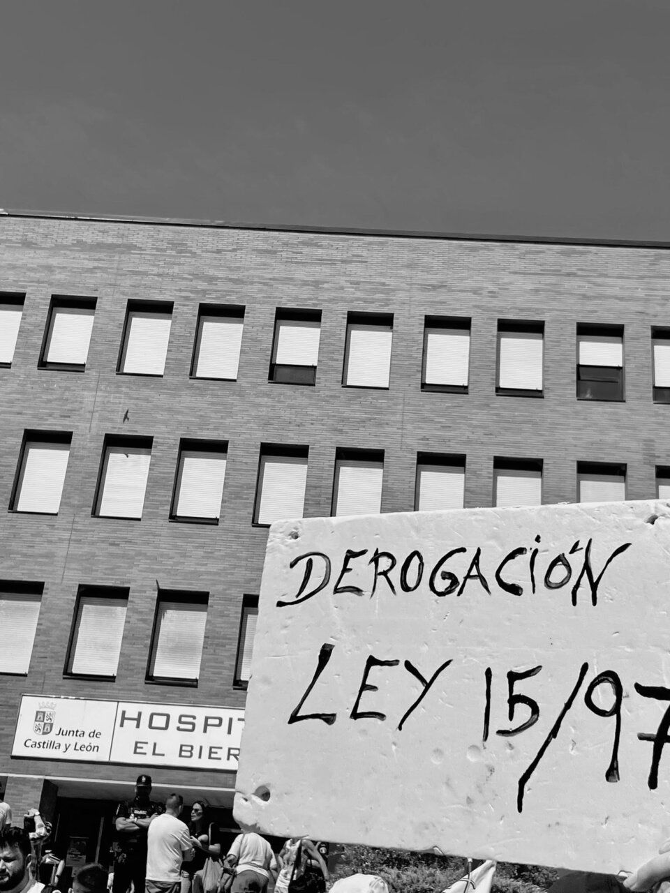 Protesta frente al Hospital del Bierzo con un cartel que dice derogación ley 15/97.