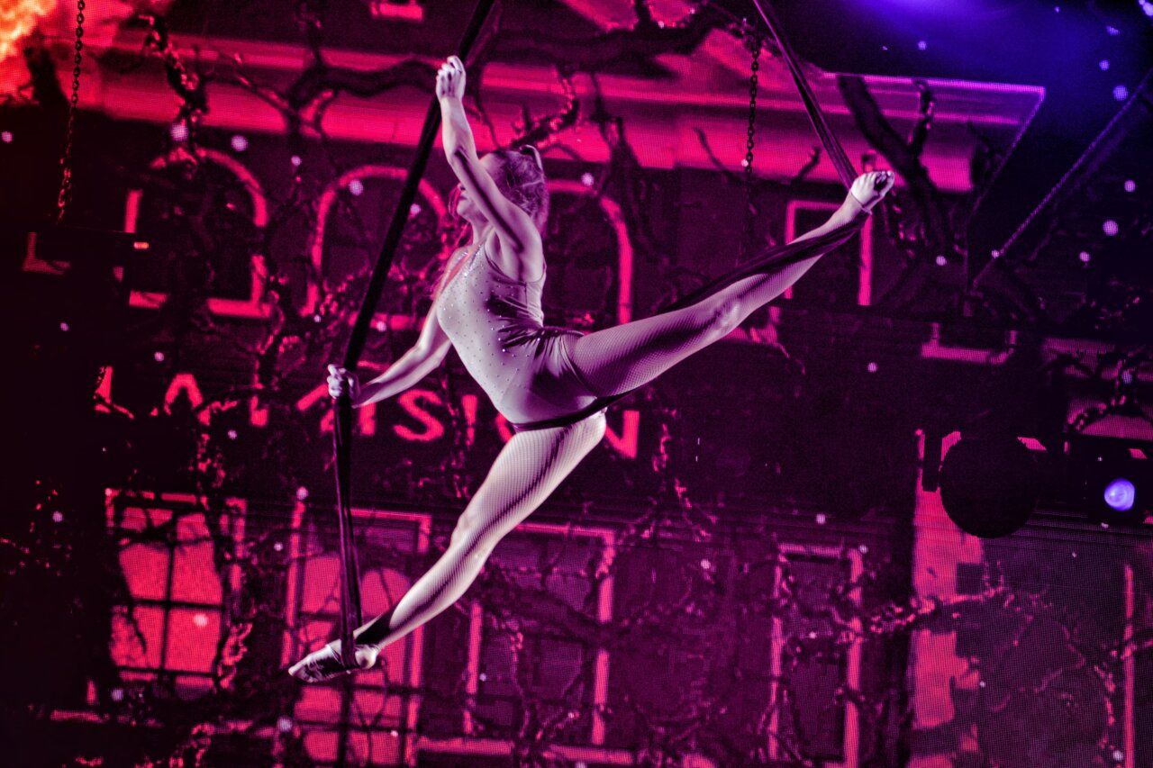Artista realizando acrobacias en la actuación de la Orquesta La Misión