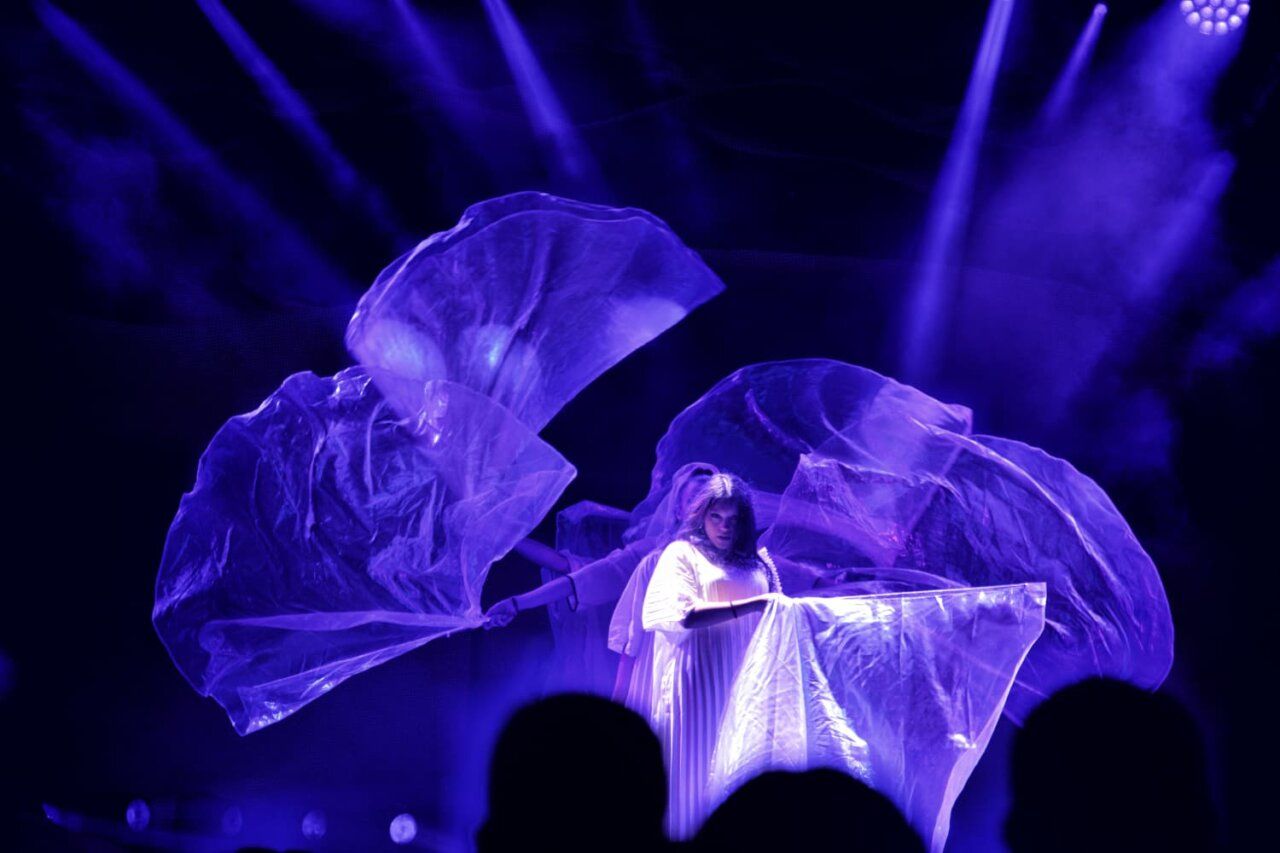 Actuación de la Orquesta La Misión en Matarrosa del Sil con efectos visuales