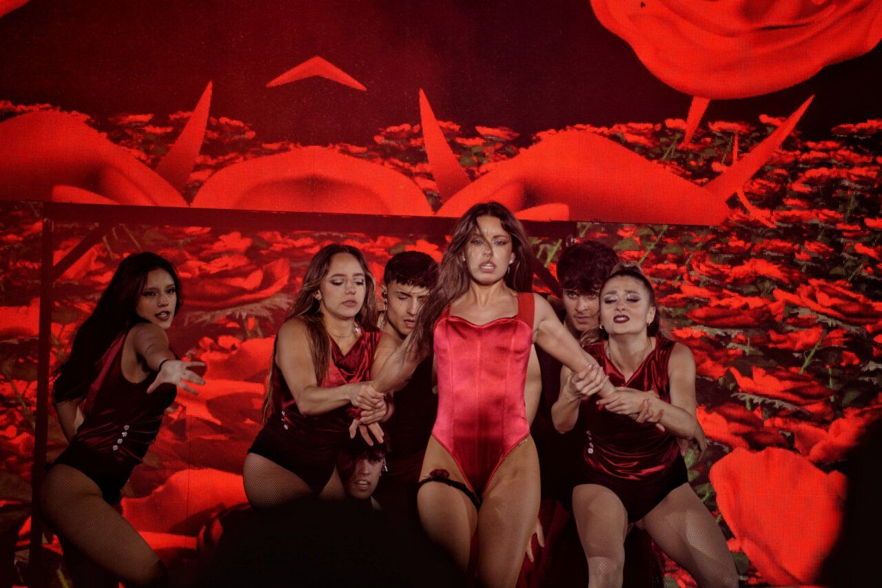 Actuación de la Orquesta La Misión en Matarrosa del Sil con bailarines en escena