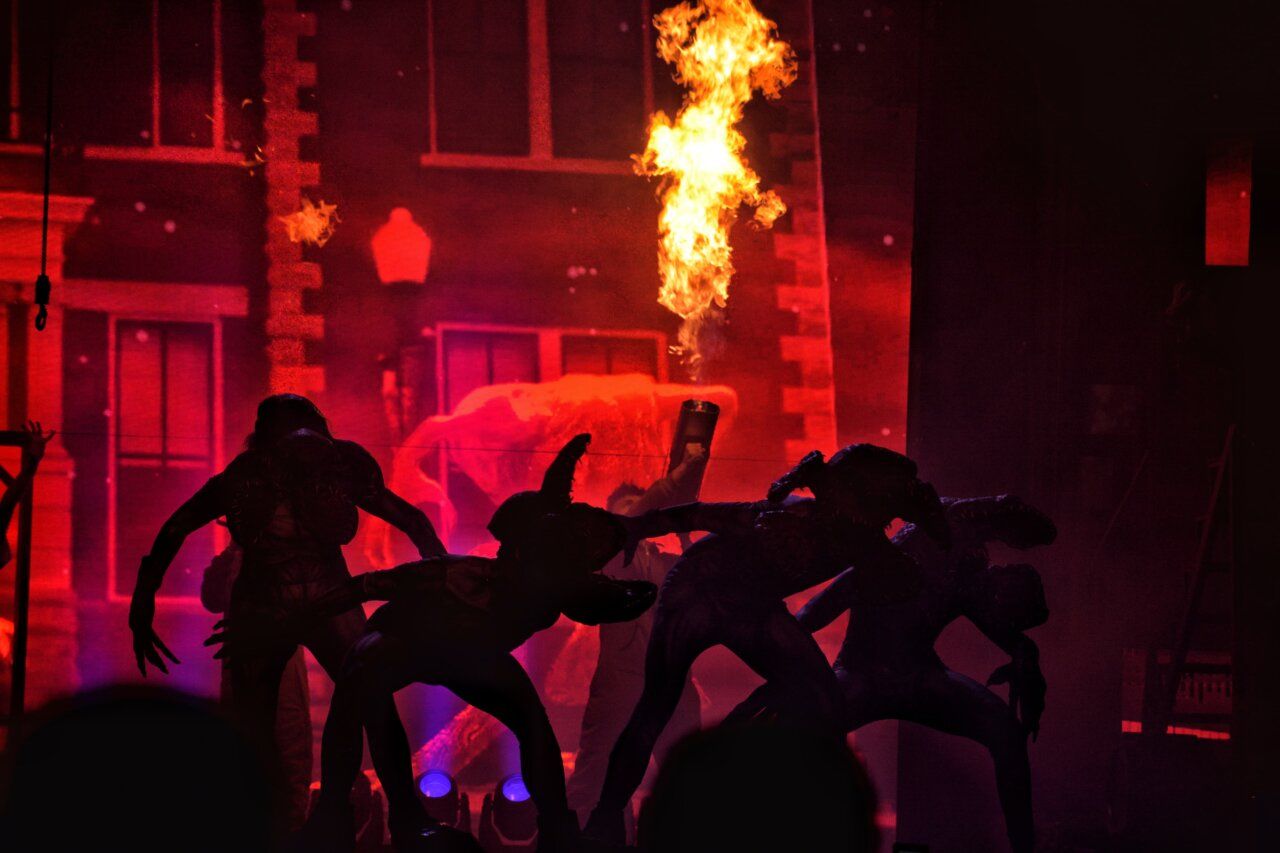 Actuación de la Orquesta La Misión con efectos visuales y fuego