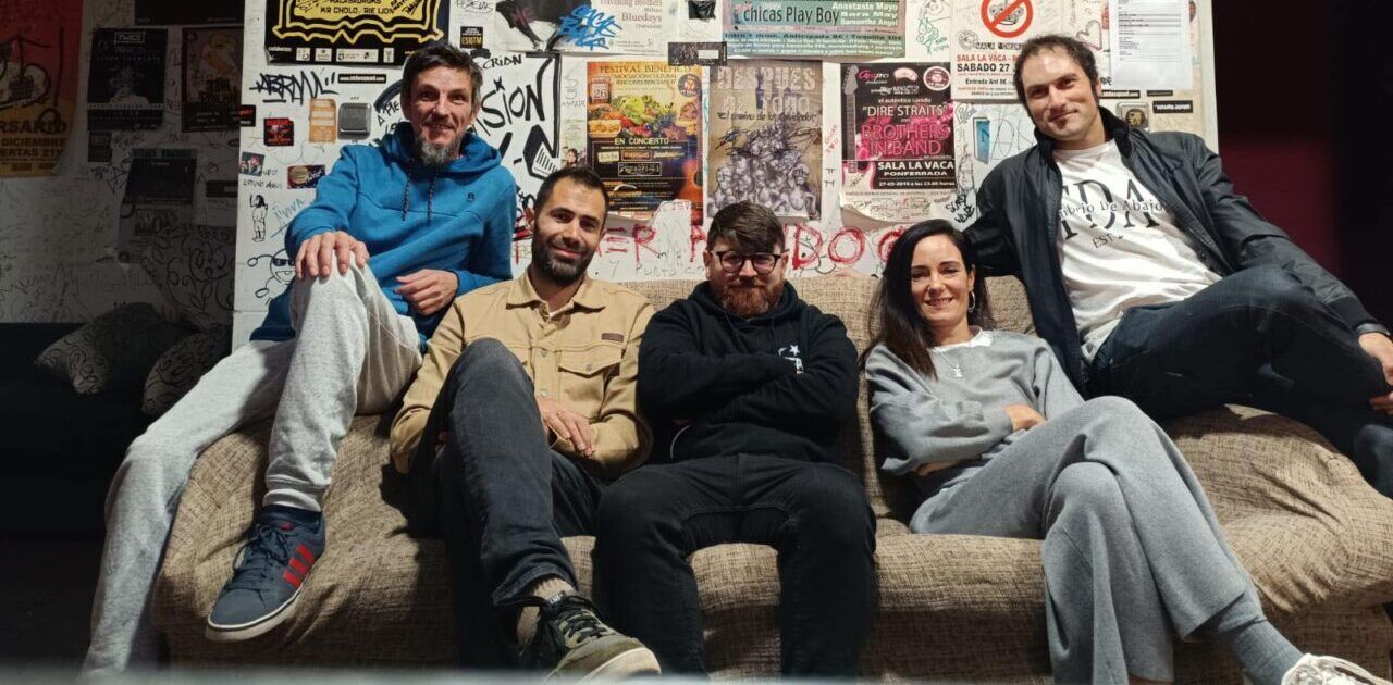 Miembros de la Orquesta Panorama en un ambiente festivo