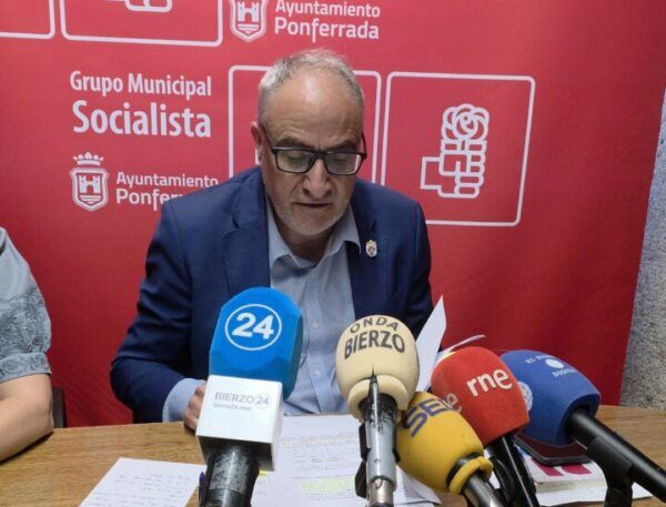 Rueda de prensa del PSOE en Ponferrada sobre el déficit del Ayuntamiento.
