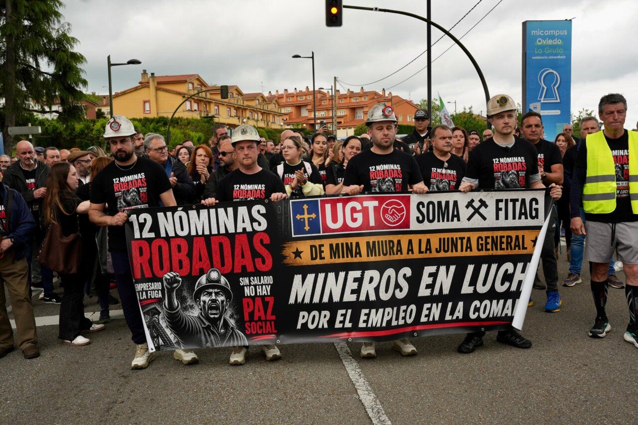Manifestación de mineros en Oviedo con pancarta de reivindicación