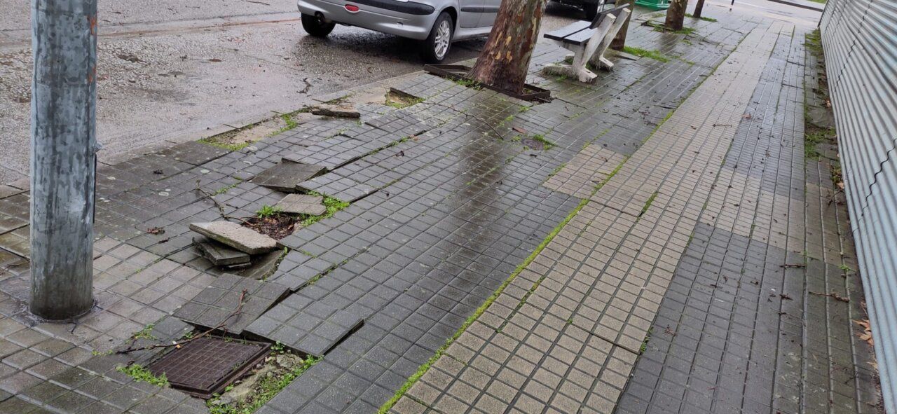 Estado deteriorado de la acera en Flores del Sil