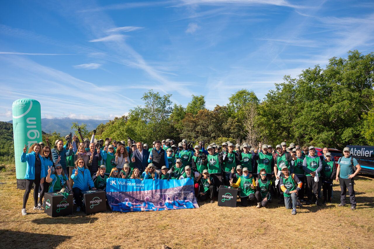 Grupo de voluntarios en jornada de prevención de incendios forestales en Arlanza