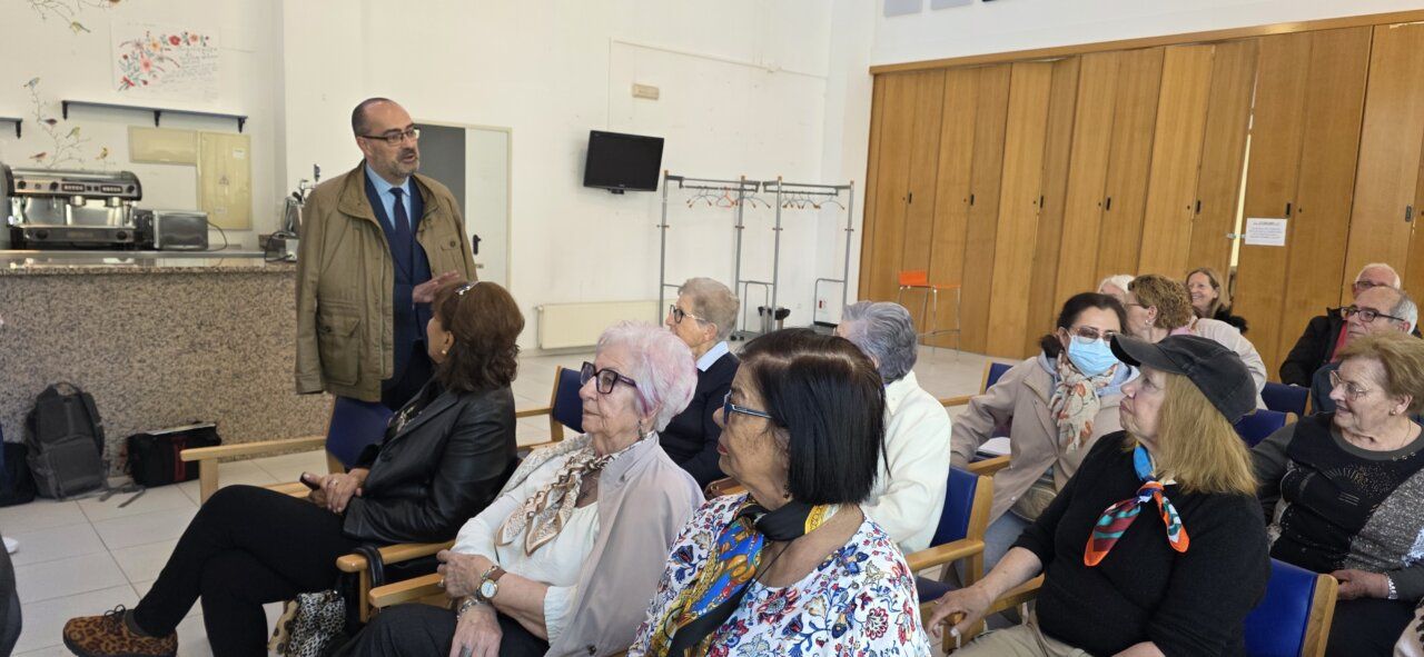 Presentación de la revista Voces de Vida en Ponferrada con asistentes mayores.