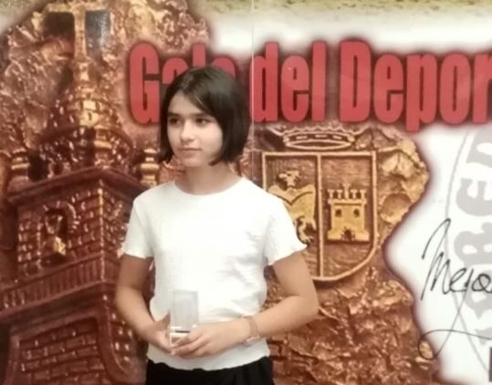 Candela Alonso recibiendo un premio en la Gala del Deporte de Bembibre