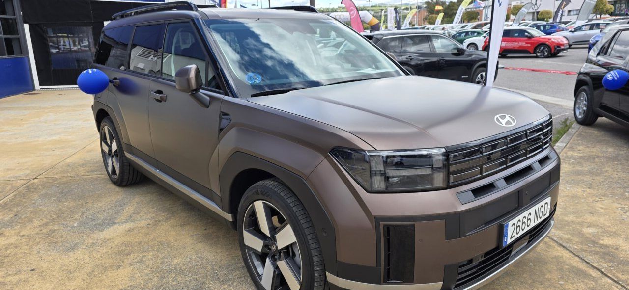 Rubén Arteaga presenta un nuevo modelo de Hyundai en la feria Expocasión.