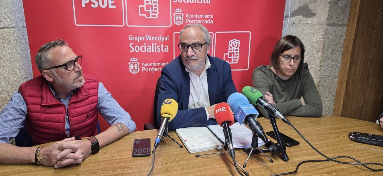 Rueda de prensa del PSOE en Ponferrada con varios oradores