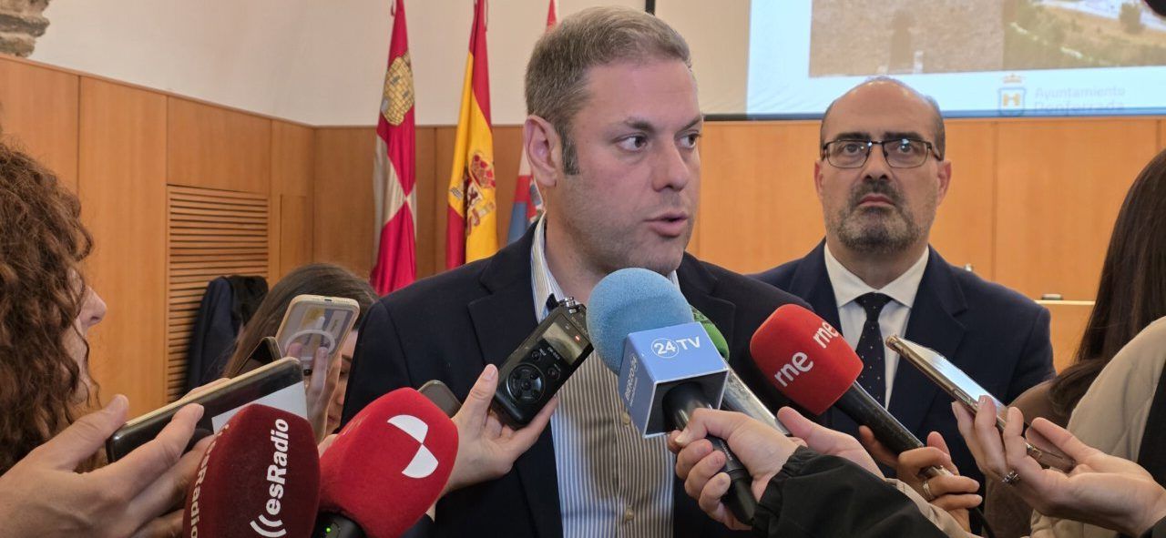 Rueda de prensa sobre turismo con alcalde y concejal