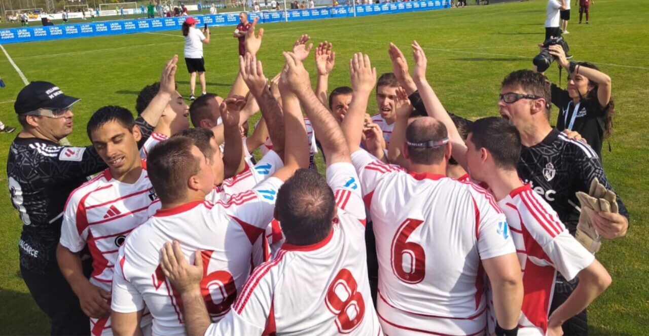 Jugadores del equipo Genuine celebrando en un partido de LaLiga