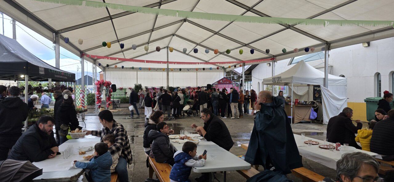 Ambiente festivo en la Feria del Caballo de Camponaraya con sevillanas