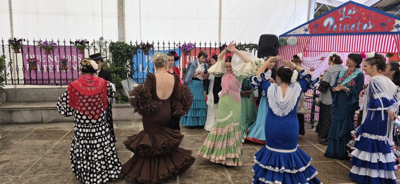 Grupo de mujeres bailando sevillanas en la Feria del Caballo de Camponaraya